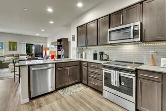 4206 204th St SW in Lynnwood, WA - Foto de edificio - Building Photo