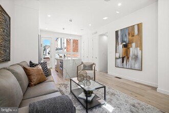 808 13th St NE, Unit H Street Condo in Washington, DC - Foto de edificio - Building Photo