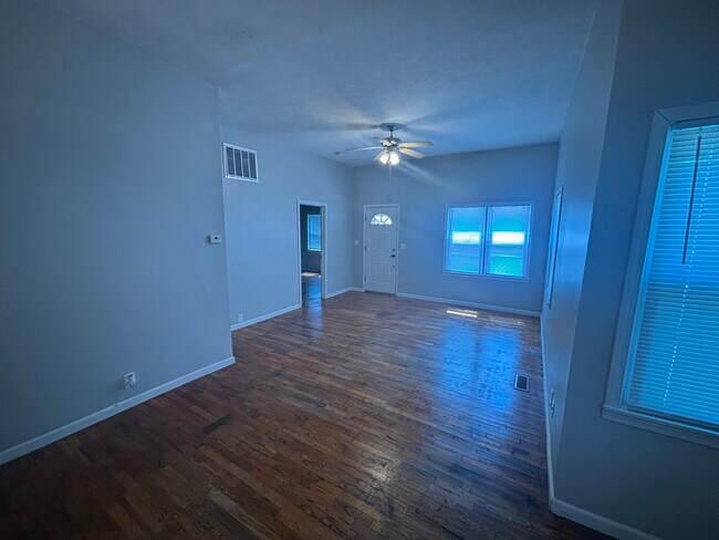 1214 E 9th Ave in Hutchinson, KS - Foto de edificio - Building Photo