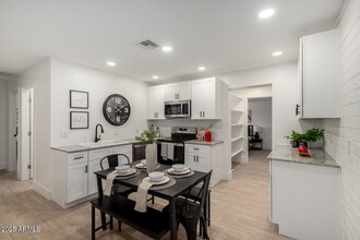 5238 S 13th Pl in Phoenix, AZ - Foto de edificio - Building Photo