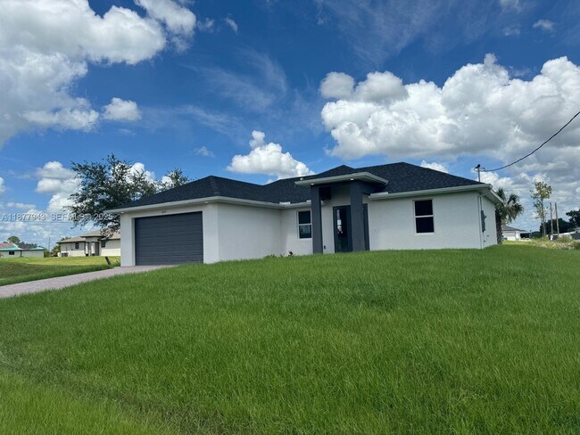 2044 Crawford Ave N in Lehigh Acres, FL - Building Photo - Building Photo