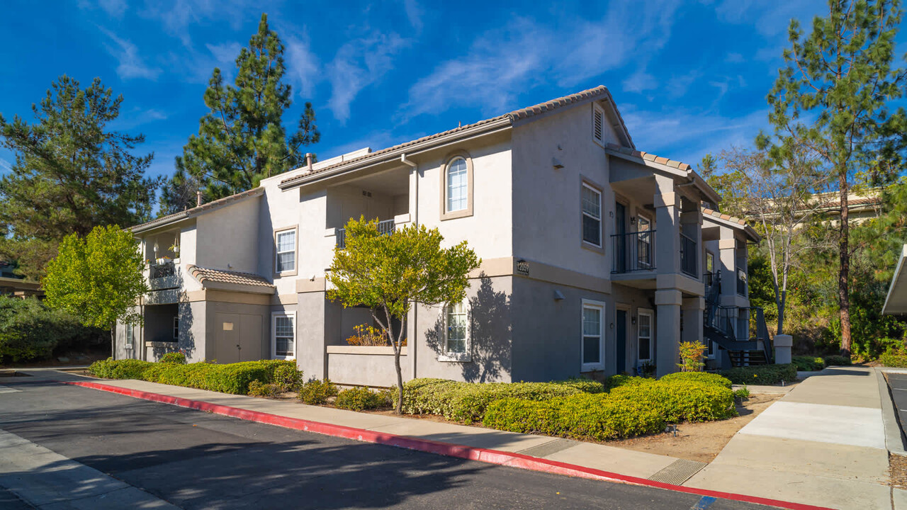 Ridgewood Village in San Diego, CA - Building Photo