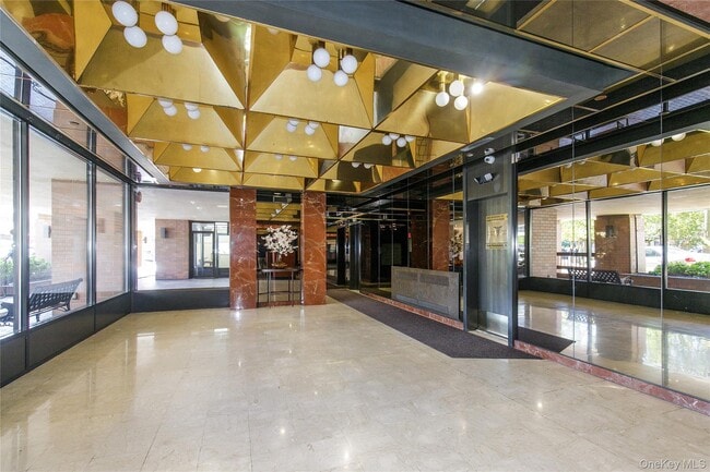 12 Bond St in Great Neck, NY - Building Photo - Building Photo