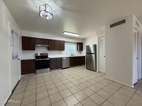 5725 N 71st Ave in Glendale, AZ - Building Photo - Building Photo