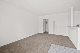 Westminster Apartments in Westminster, CA - Foto de edificio - Building Photo