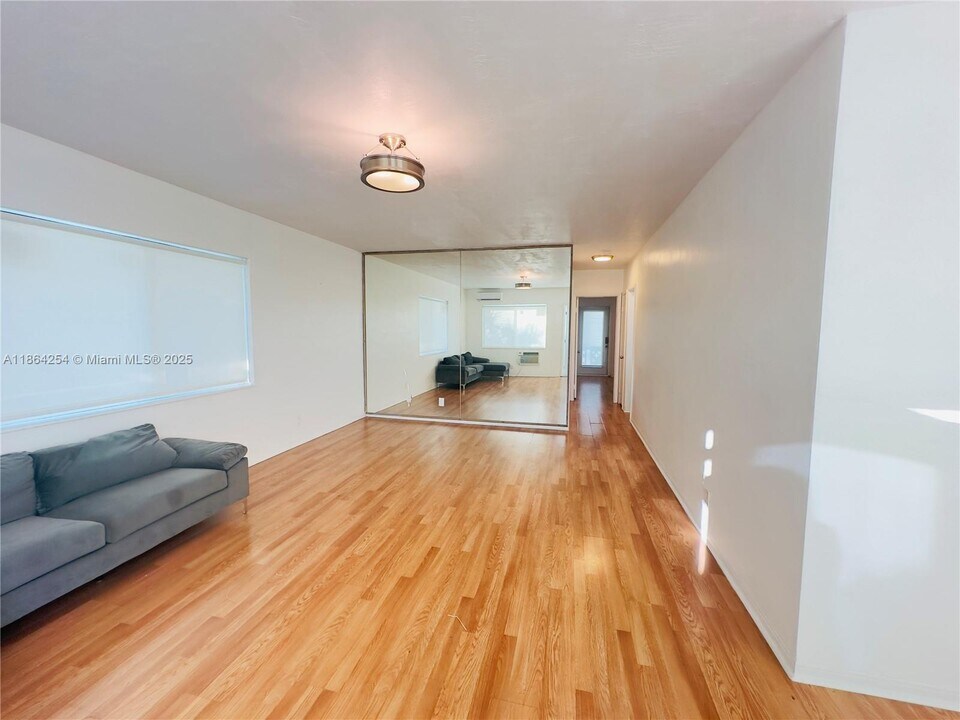455 Golden Isles Dr in Hallandale Beach, FL - Building Photo