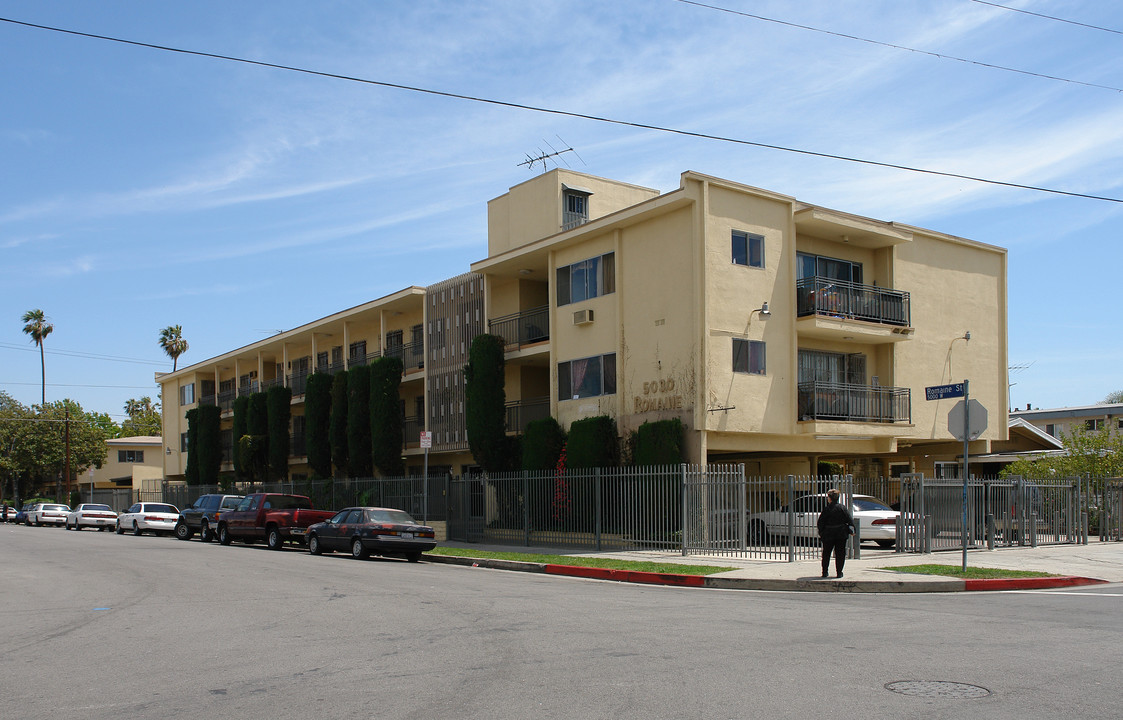 5030 Romaine St in Los Angeles, CA - Foto de edificio