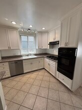 22051 San Miguel St in Woodland Hills, CA - Foto de edificio - Building Photo