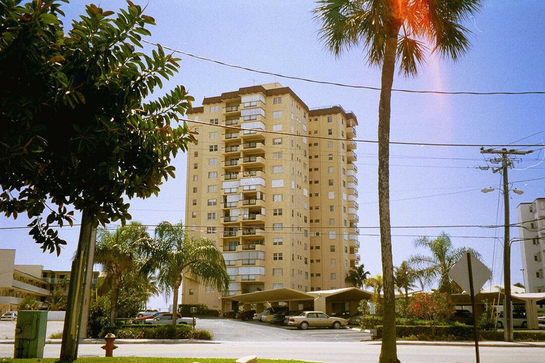 Leisure Towers in Pompano Beach, FL - Building Photo