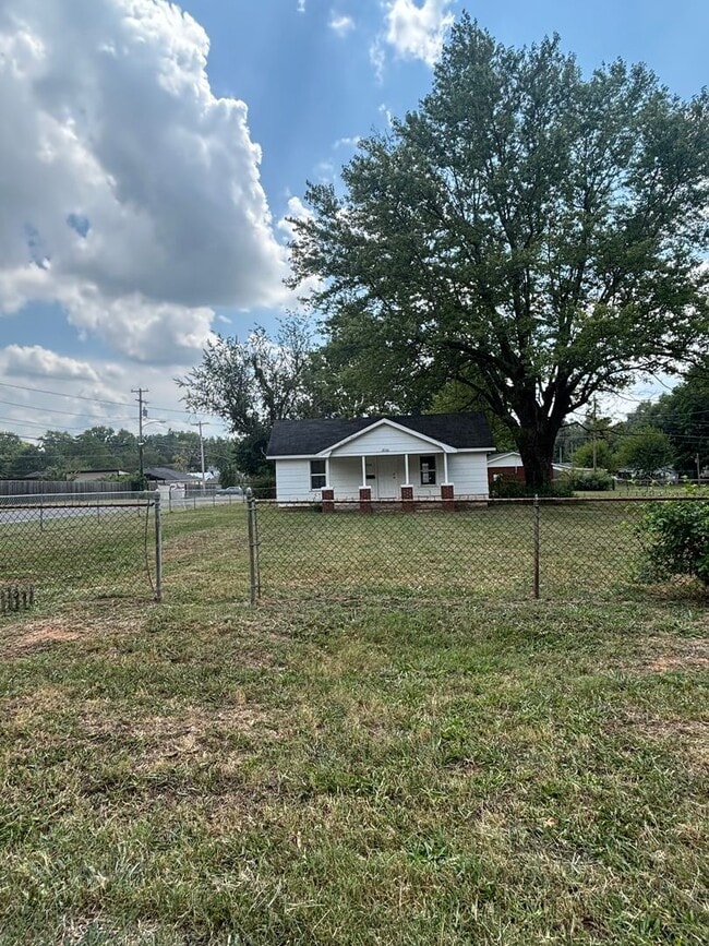 property at 2900 W Lincoln St