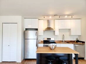 877 Woodside Rd in Redwood City, CA - Foto de edificio - Building Photo