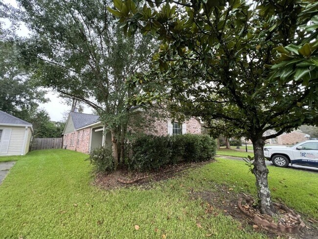 532 Fawn Lake Dr in Baton Rouge, LA - Foto de edificio - Building Photo