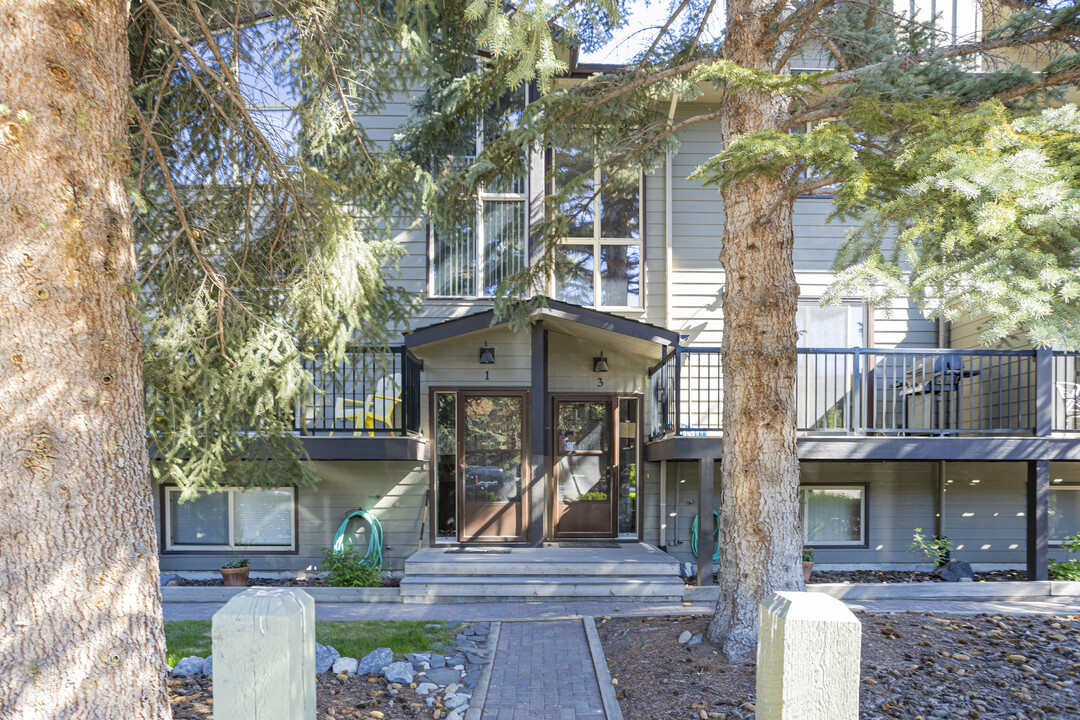 816 4 St in Canmore, AB - Building Photo
