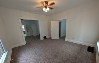 2015 Johnson Ave NW, Unit 2015 Lower in Cedar Rapids, IA - Building Photo - Building Photo