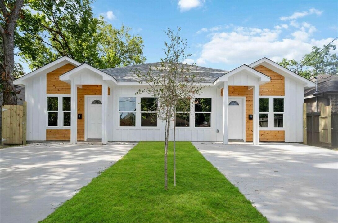 8320 Cannon St in Houston, TX - Building Photo