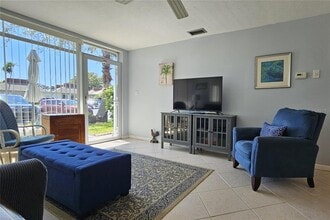 4318 Tahitian Gardens Cir, Unit B in Holiday, FL - Building Photo - Building Photo
