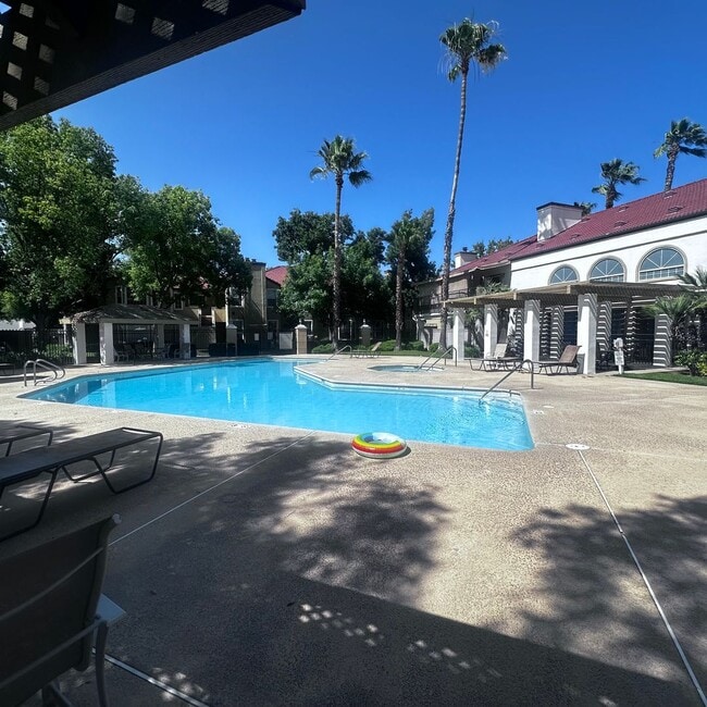 8147 N Cedar Ave in Fresno, CA - Building Photo - Building Photo