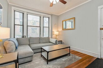 1900 W Oakdale Ave in Chicago, IL - Building Photo - Building Photo