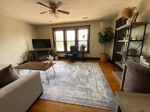 3317 Pearl St, Unit #2 in McHenry, IL - Foto de edificio - Building Photo