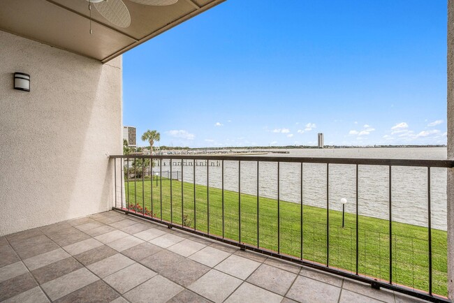 351 Lakeside Ln in Houston, TX - Building Photo - Building Photo