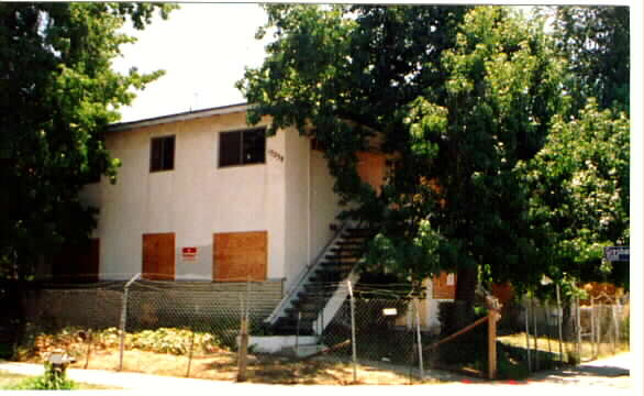 15258 Gresham St in North Hills, CA - Foto de edificio