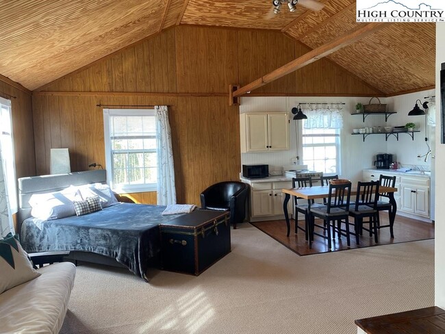 562 Nikanor Rd in West Jefferson, NC - Building Photo - Building Photo