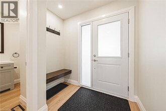5033 Pinedale Ave in Burlington, ON - Building Photo - Building Photo
