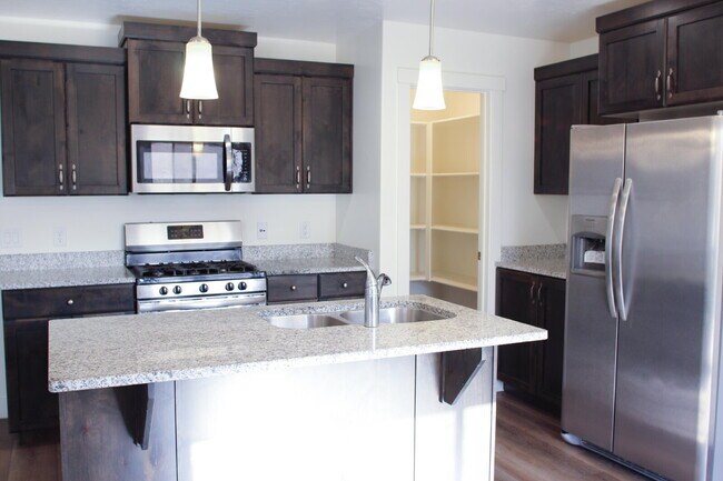 5880 S Charger Lp in Saint George, UT - Building Photo - Building Photo