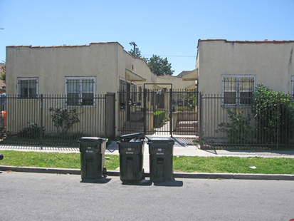 308 E 74th St in Los Angeles, CA - Building Photo