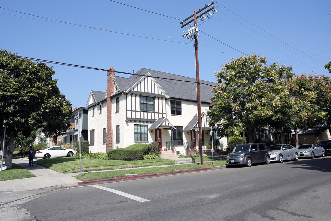 7915 Oakwood Ave in Los Angeles, CA - Building Photo