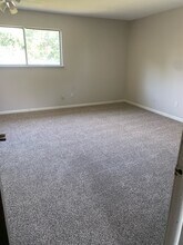 704 Cottonwood Ln in Newton, KS - Building Photo - Building Photo