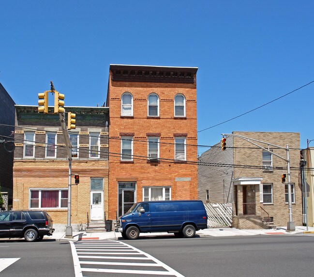 5843-5847 Kennedy Blvd in North Bergen, NJ - Foto de edificio - Building Photo