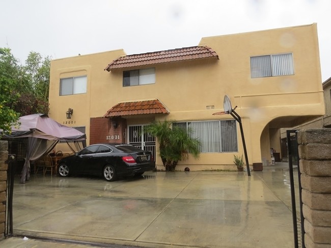 12001 Burbank Blvd in Valley Village, CA - Foto de edificio - Building Photo