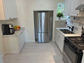 718 Roosevelt Ave, Unit D in Redwood City, CA - Building Photo - Building Photo