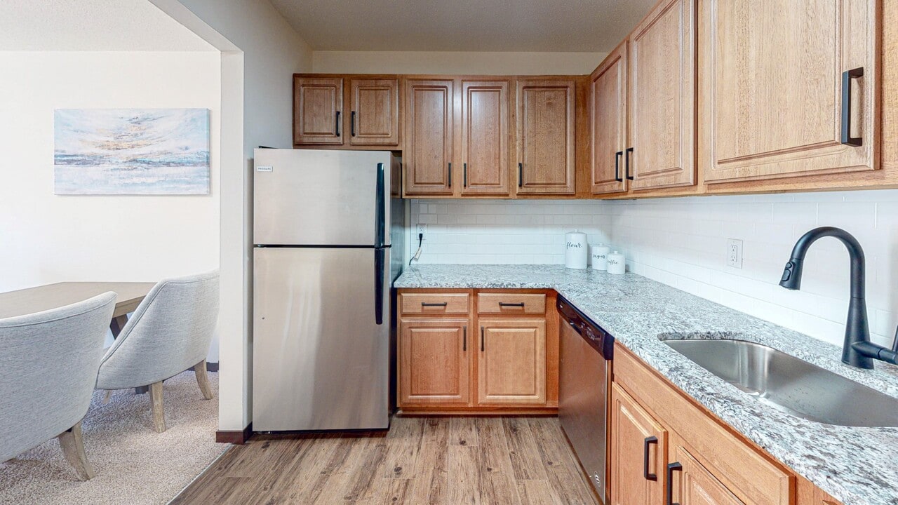 Hillsborough Apartments in Roseville, MN - Building Photo