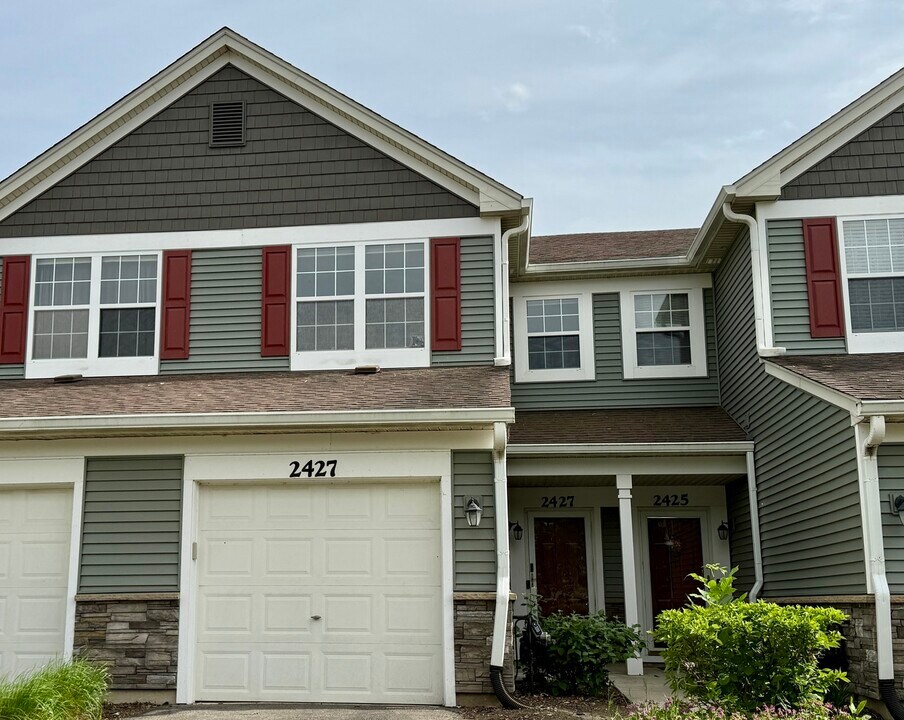 2427 Golf Ridge Cir in Naperville, IL - Building Photo