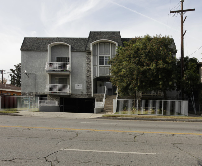 7015 Whitsett Ave in North Hollywood, CA - Foto de edificio - Building Photo