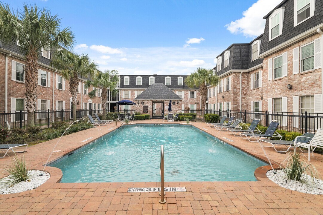 355 N Post Oak Ln in Houston, TX - Building Photo