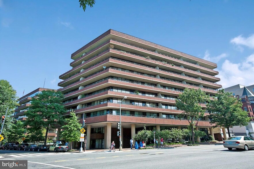 2555 Pennsylvania Avenue NW in Washington, DC - Building Photo