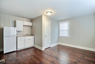 2004 Utah St in Savannah, GA - Building Photo