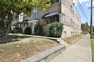 3248 Indianola Ave, Unit C in Columbus, OH - Foto de edificio - Building Photo