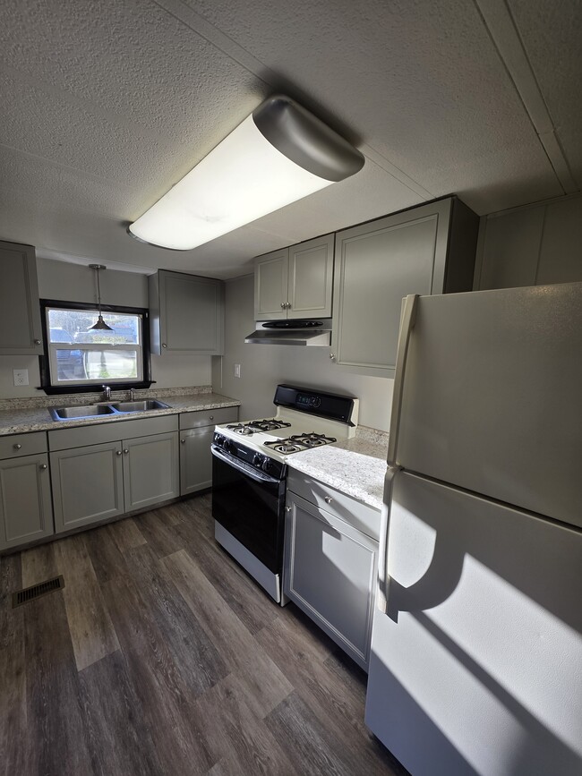 1100 Pines Rd in Etters, PA - Foto de edificio - Building Photo