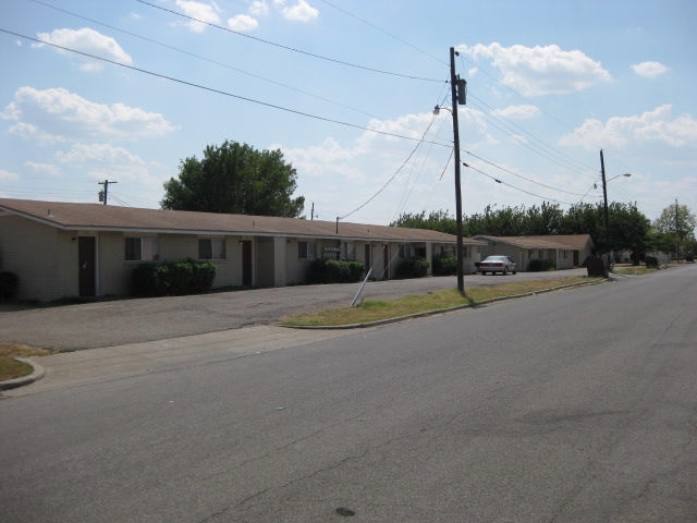 Sundance Apartments in Waco, TX - Building Photo