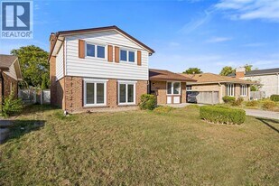1345 Wiltshire Dr in Sarnia, ON - Building Photo