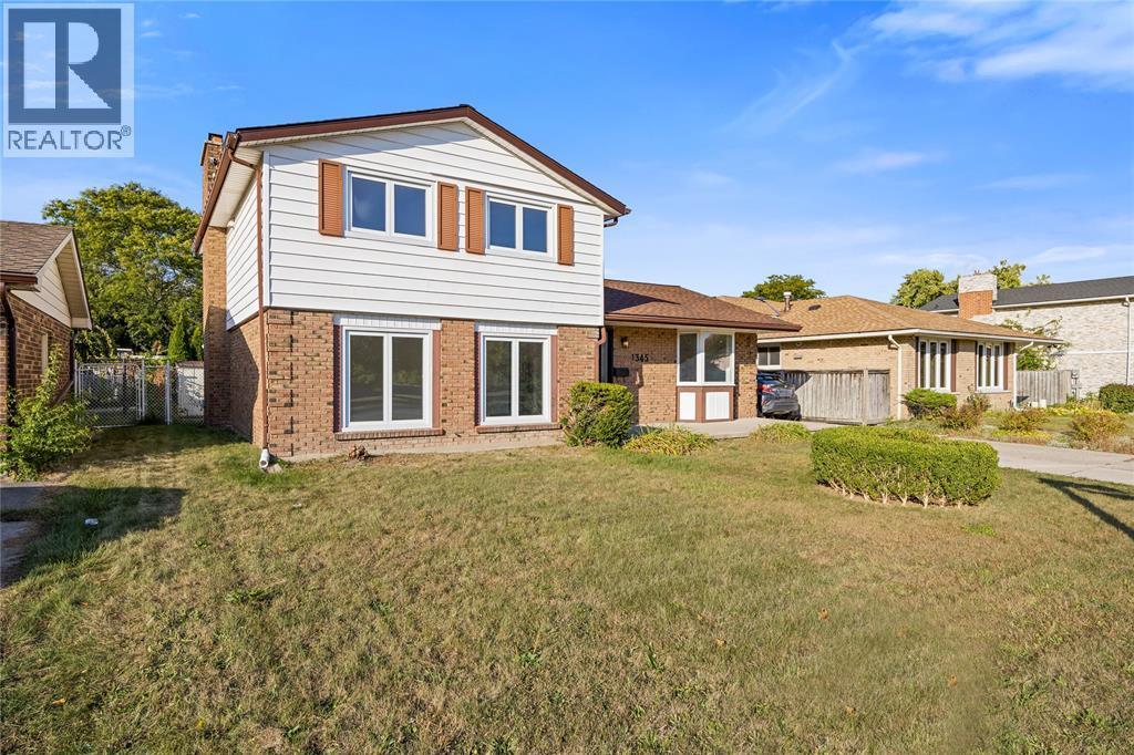 1345 Wiltshire Dr in Sarnia, ON - Building Photo
