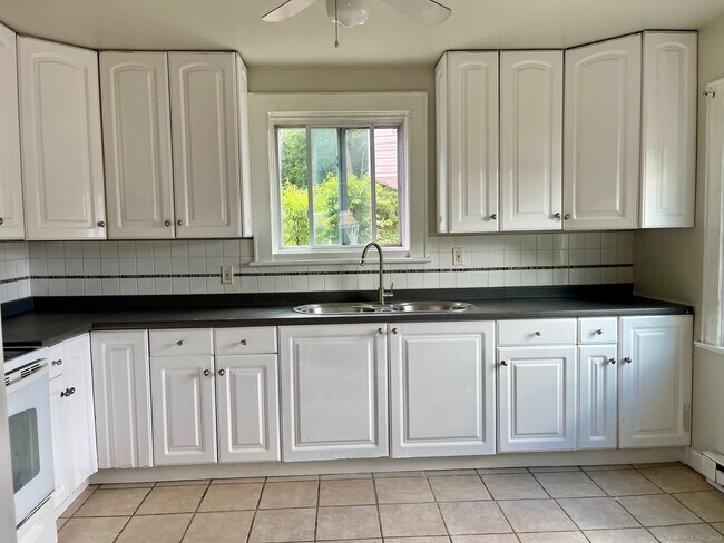 222 Flax Hill Rd, Unit A in Norwalk, CT - Building Photo - Building Photo