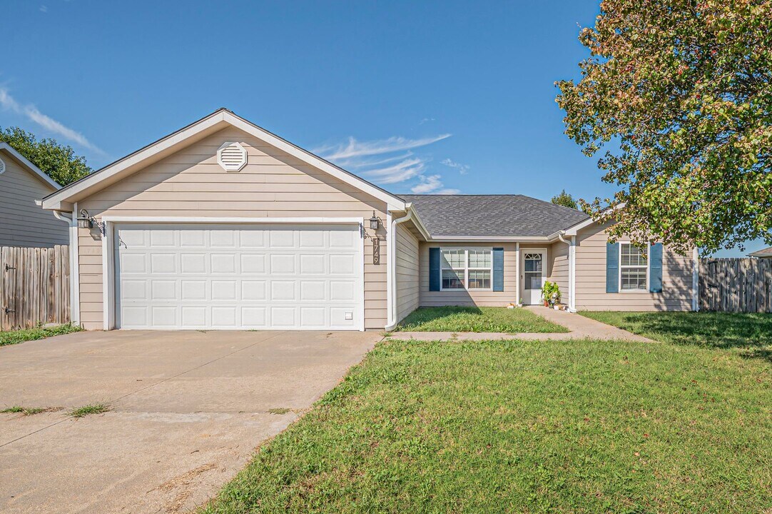 1749 W 14th St in Junction City, KS - Building Photo
