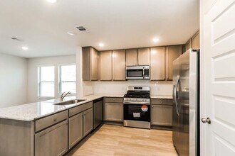 10715 Sunlit St in Cut And Shoot, TX - Building Photo - Building Photo