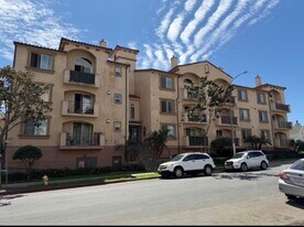 5132 W Maplewood Ave, Unit 202 in Los Angeles, CA - Building Photo