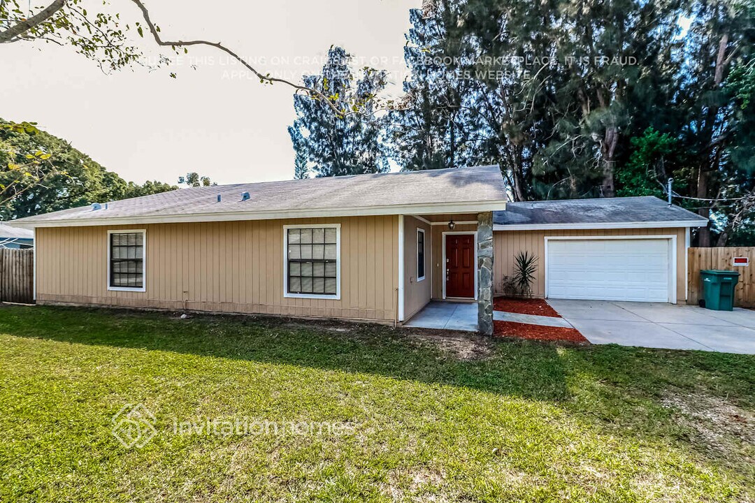 10992 124th Ave N in Largo, FL - Foto de edificio